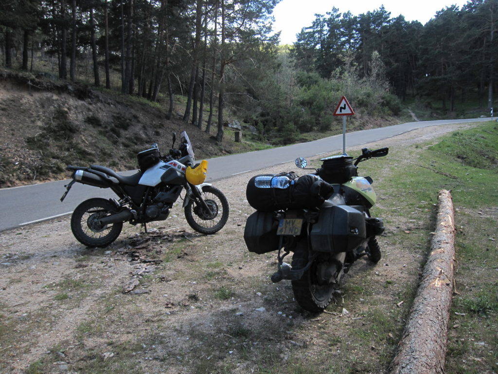 Twee motoren langs een weggetje