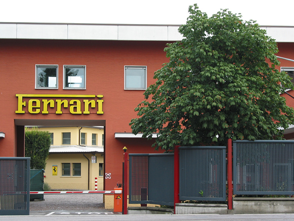 Poort met daarboven de naam Ferrari