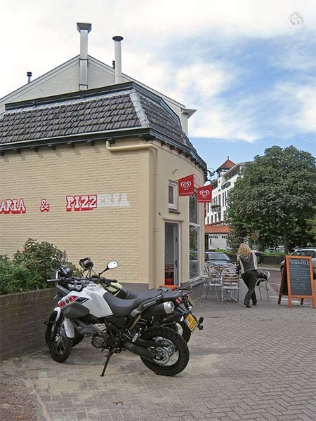Yanaha Tenere naast een BMW R1100GS