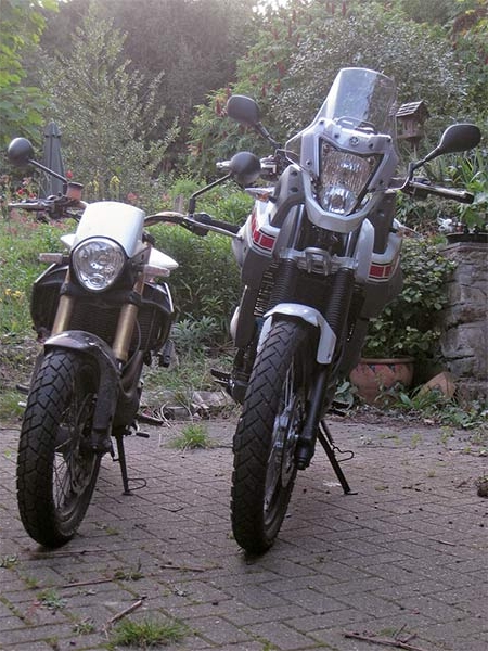 Yamaha Tenere naast Derbi Mulhacen