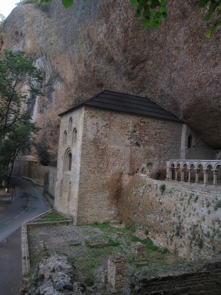 Kerk en claustro onder rots