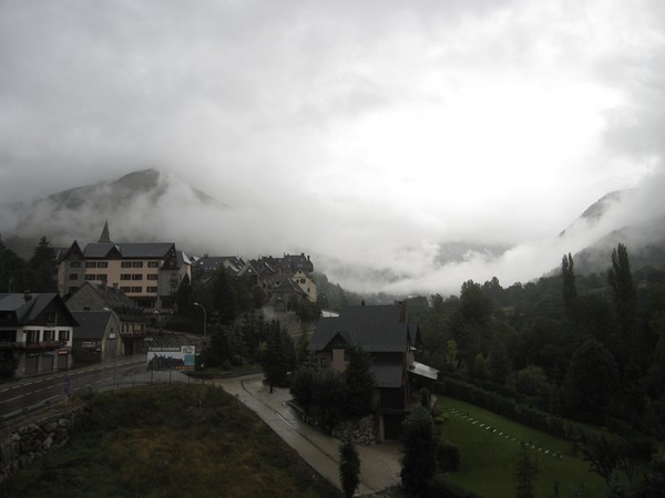 Wolken over wintersport dorp
