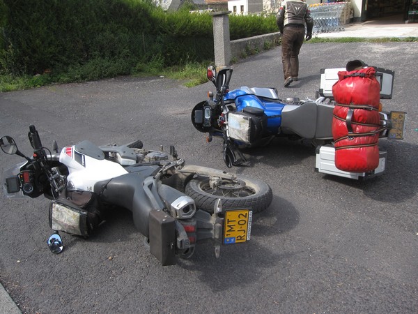 Twee motoren op de grond