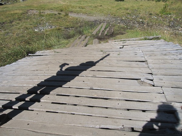 Schaduwen op houten brug