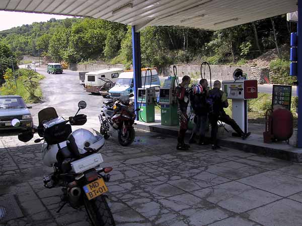 Mensen en motoren bij benzinepomp