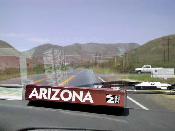 Weg leidt de bergen in met Arizona gids op het dashboard