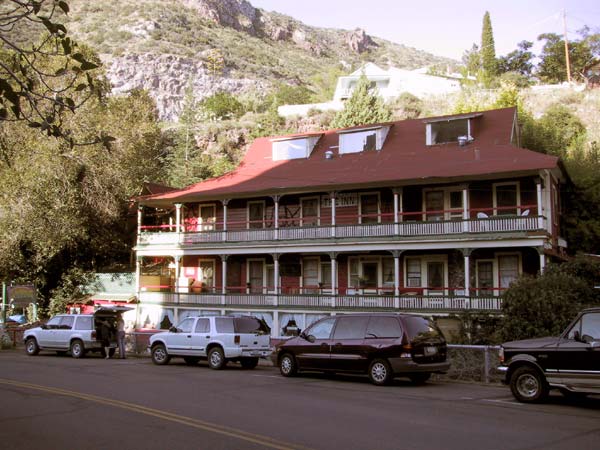 Hotel met veranda's tegen berg aan gebouwd