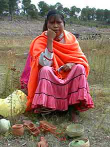Vrouw met roze rok en oranje omslagdoek