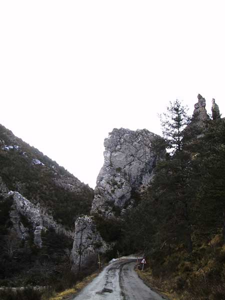 Puntvormige rots waar de weg onderdoor loopt