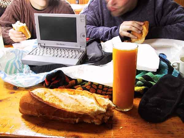 Sinaasappelsap, broodje, Libretto, en een broodje-etende Steffen en Pernette