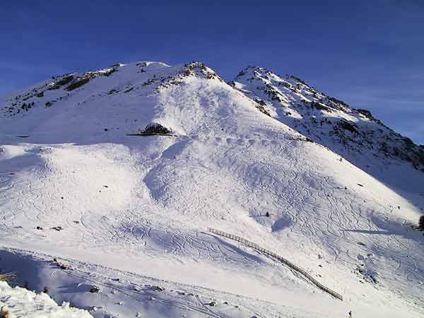 Berg met sporen van ski's in de sneeuw