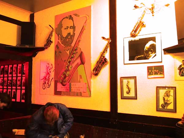 Cafewand vol saxofoons