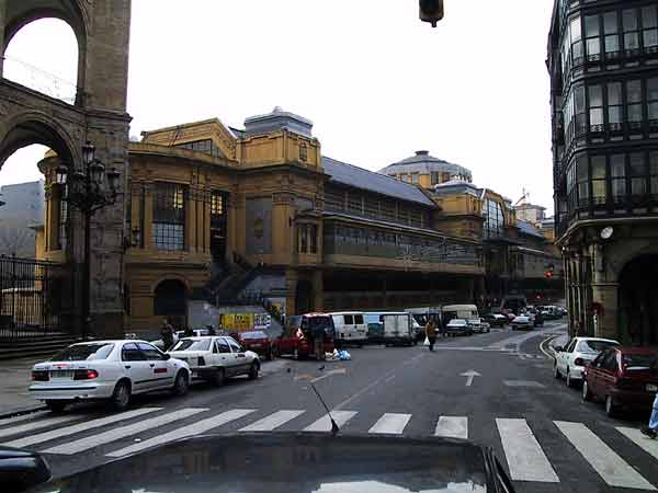 De Mercado de Ribera, een groot gebouw in gele steen