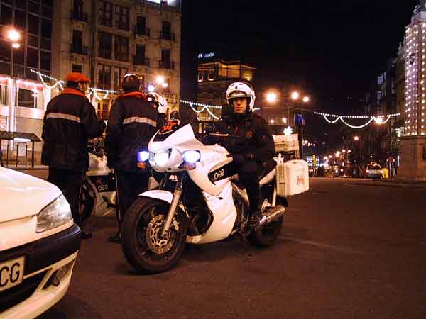 Politieagent poseert op z'n motor