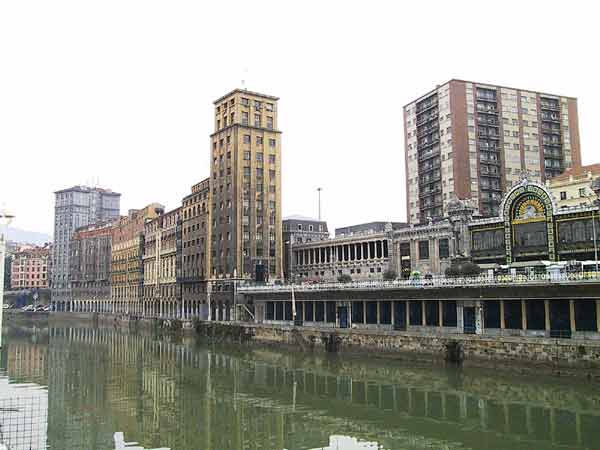 Oude hoge gebouwen langs het water