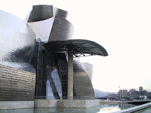 Het Guggenheim museum, in het water