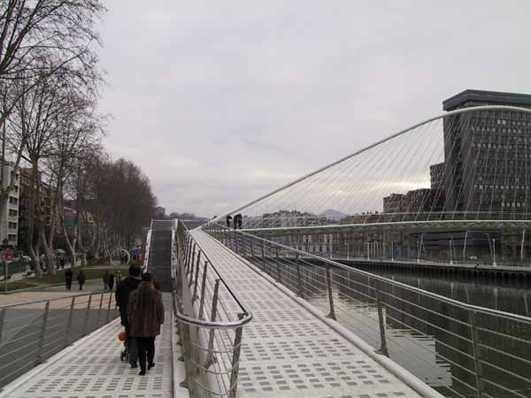Metalen rolstoelopgang naar prachtige voetgangersbrug
