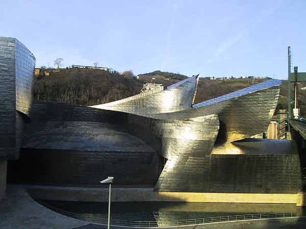 Weer het gebogen titanium van het Guggenheim
