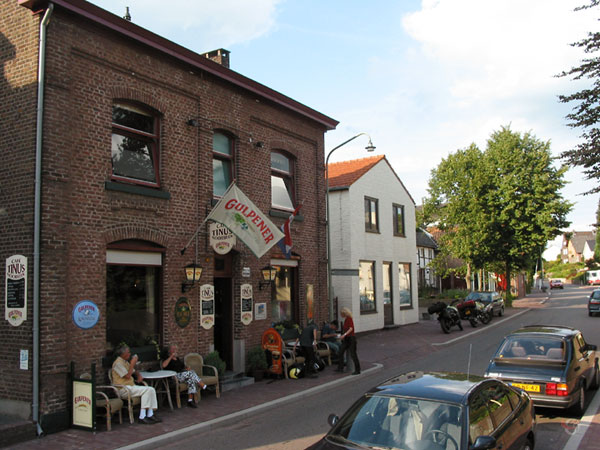 Café met Gulpener vlag en klein terrasje op smalle stoep