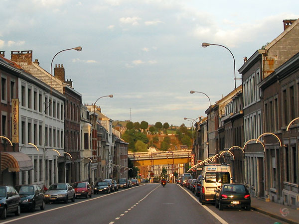 Belgische straat, steil naar beneden