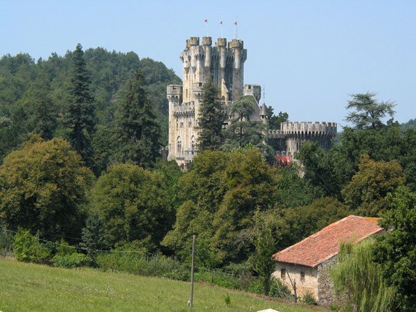 Tussen de bomen: kasteel met torentjes en kantelen