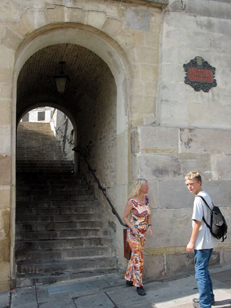 Pieter en Sylvia bij de schaduw van een poort met trap