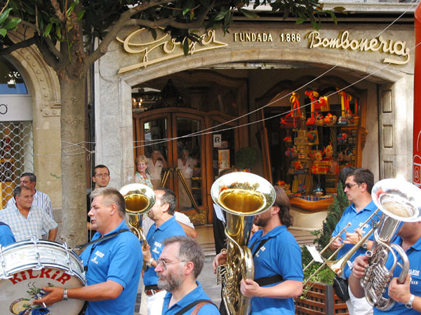 Mensen met koperen blaasinstrumenten en een trommel