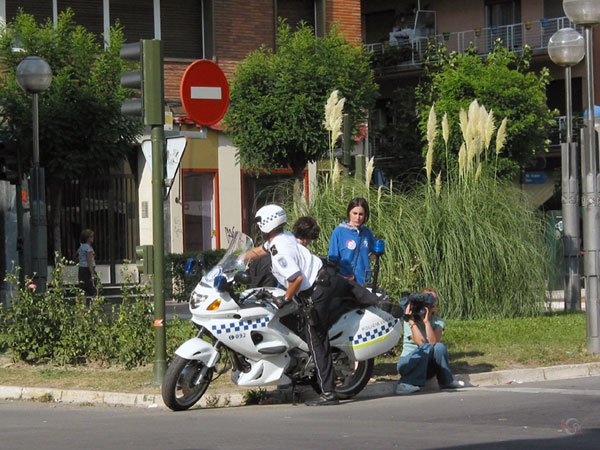 Politieagent stapt op motor