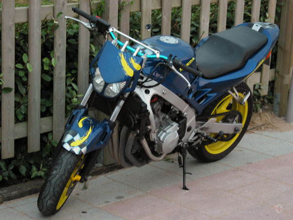 Blauw-gele Honda CB-1