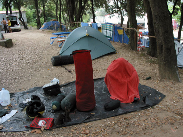 De tenten en de slaapzakken ingepakt, bagagerol staat klaar voor de rest