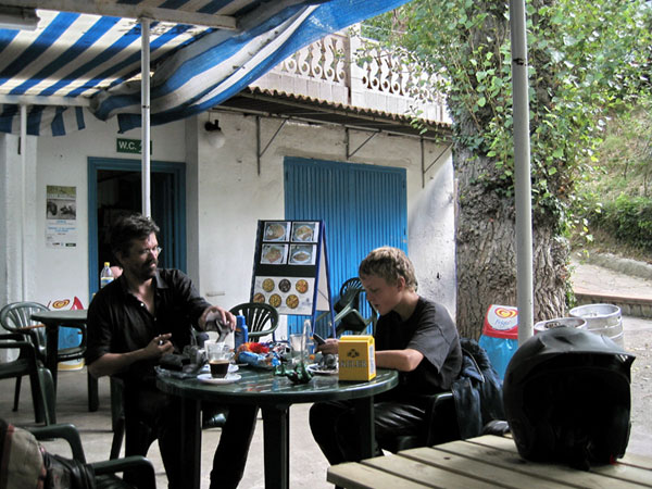 Pieter en Ernst aan de koffie op het terras van de bar op de camping