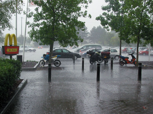 De motoren op een parkeerplaats in een stortregen