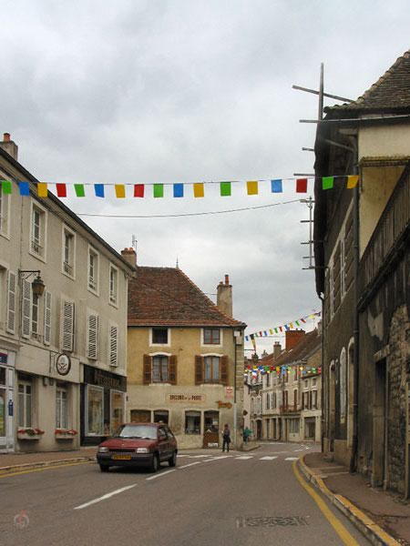 Straat in stadje in Bourgogne met oude huizen
