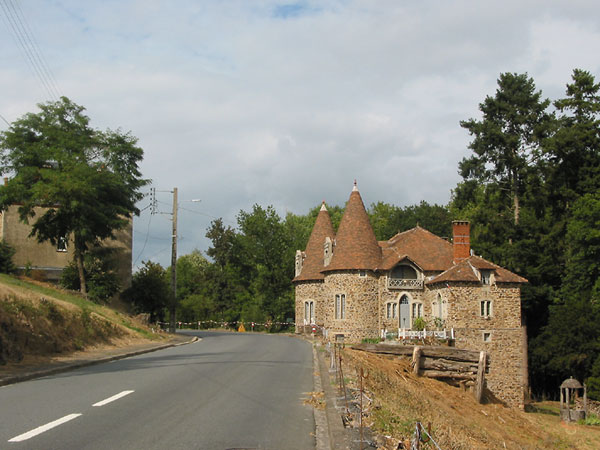 Bakstenen huis met torentjes langs de weg