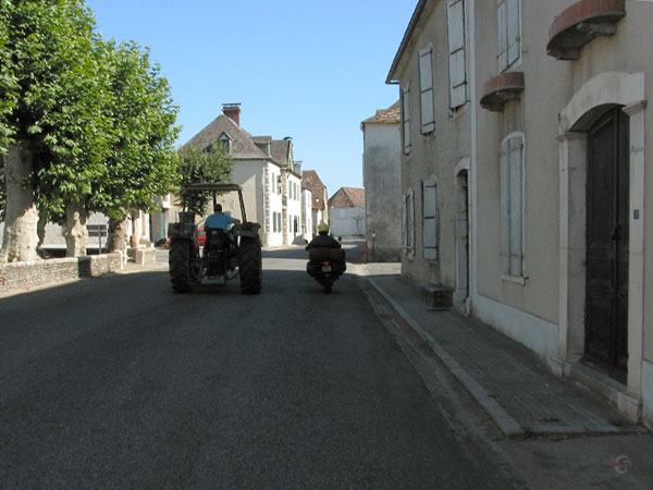 Trekker naast motor, in dorpje