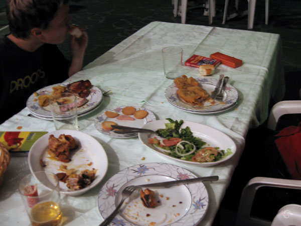 Grote tafel, borden, eten, drinken