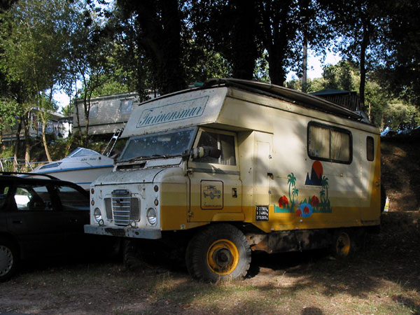 Oude, beschilderde kampeerwagen