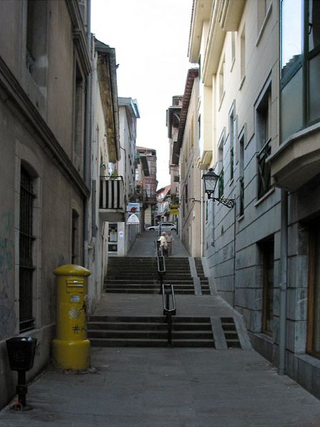 Steil straatje met trappen