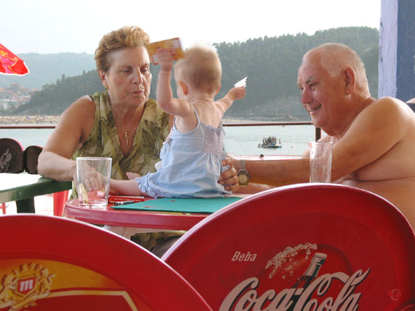 Opa en oma met klein meisje op tafel