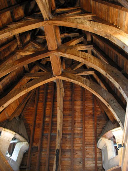 Boogvormig plafond van gebogen houten balken