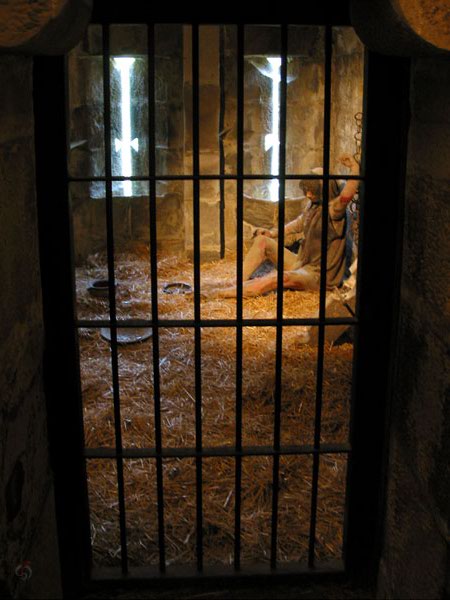 Gevangenis met gevangene, geketend in het stro