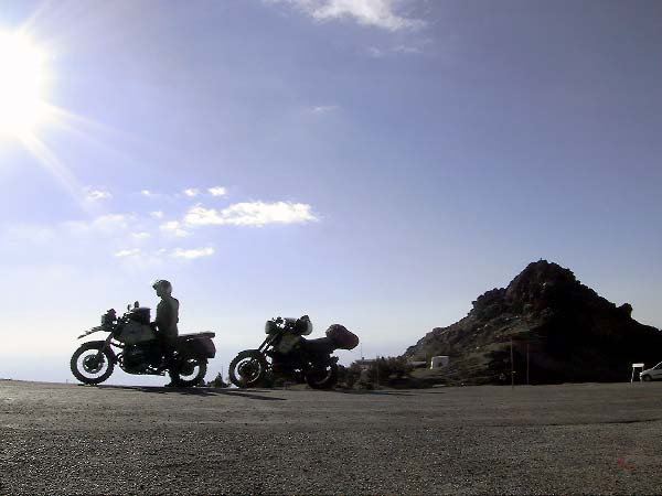 De twee motoren op het laatste stukje asfalt hoog in de Sierra Nevada