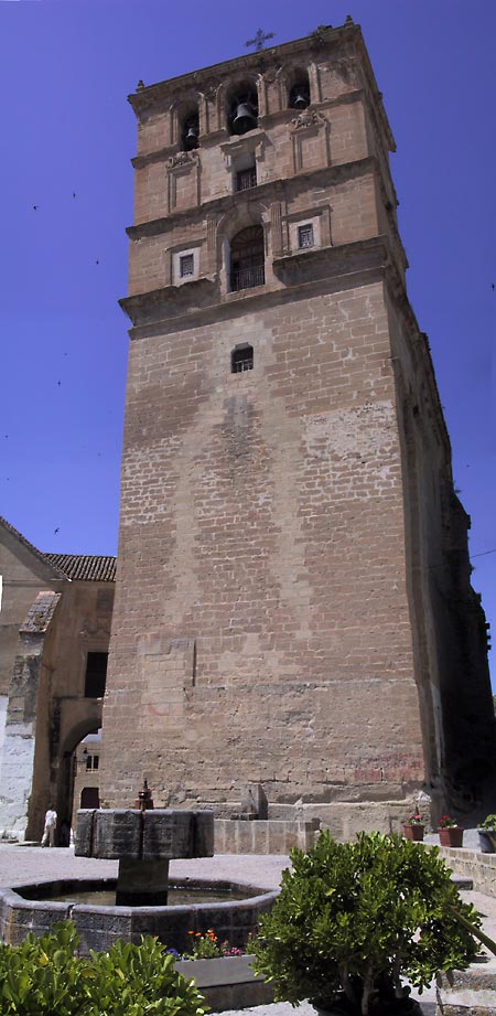Bakstenen vierkante toren, met klokkenspel boevnin