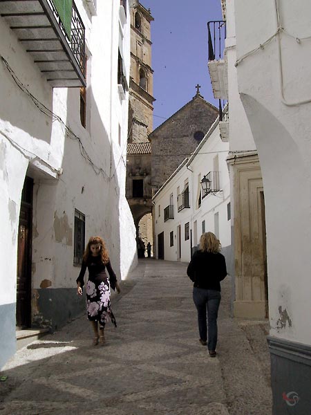 Steegje tussen witte huizen, met Andalusische schone en Sylvia