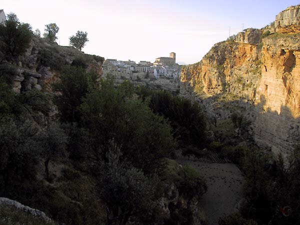 Okeren rotswand in het licht, beboste in de schaduw, en aan het eind van de kloof Alhama de Granada op de rotswand