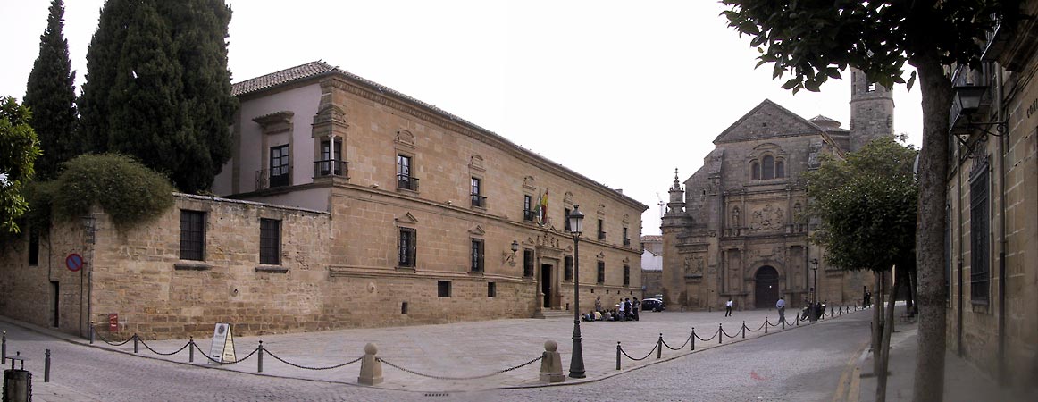 Langgerekt renaissancehuis aan plein met kerk aan korte zijde