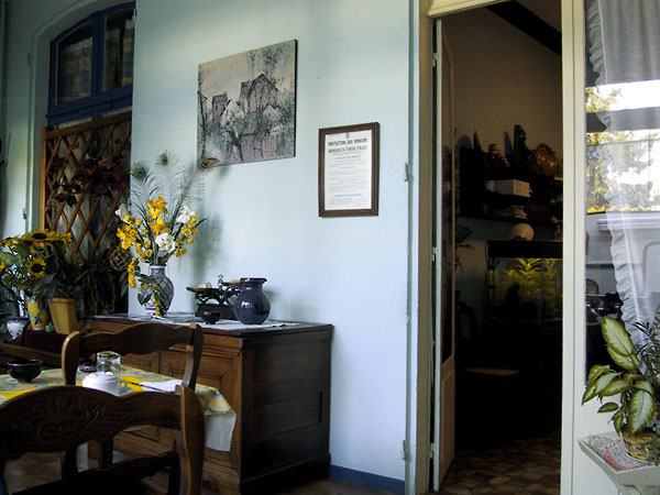 Eetkamer met pauwenveren, bloemen en mooie houten deuren