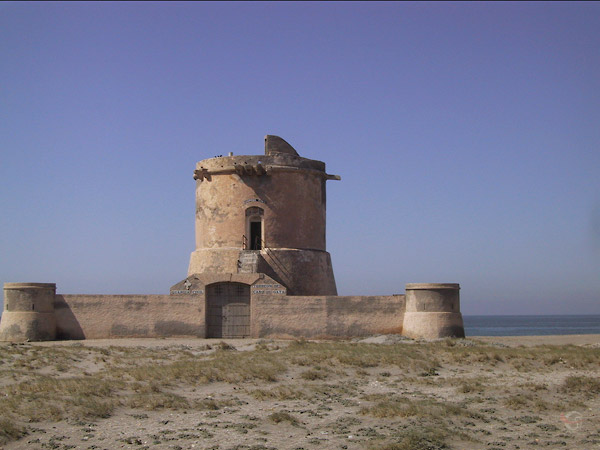 Onderstuk van ronde toren, met daarachter de zee