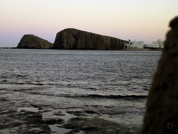 Een soort mini-Gibraltar rots met daarvoor een rotseiland