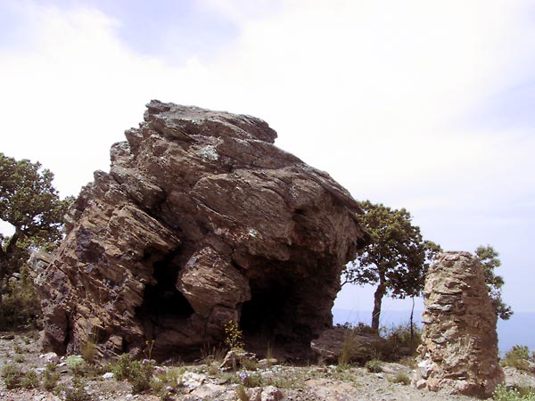 Vreemd gevormde gelaagde rotsformatie